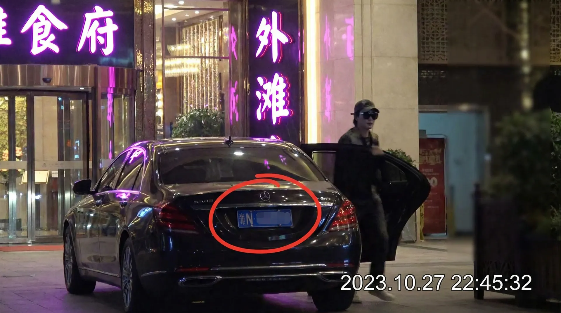 狠狠撸_狠狠撸吃瓜爆料 | 全网最全狠狠撸聚集地 - 豪车餐厅外偷拍